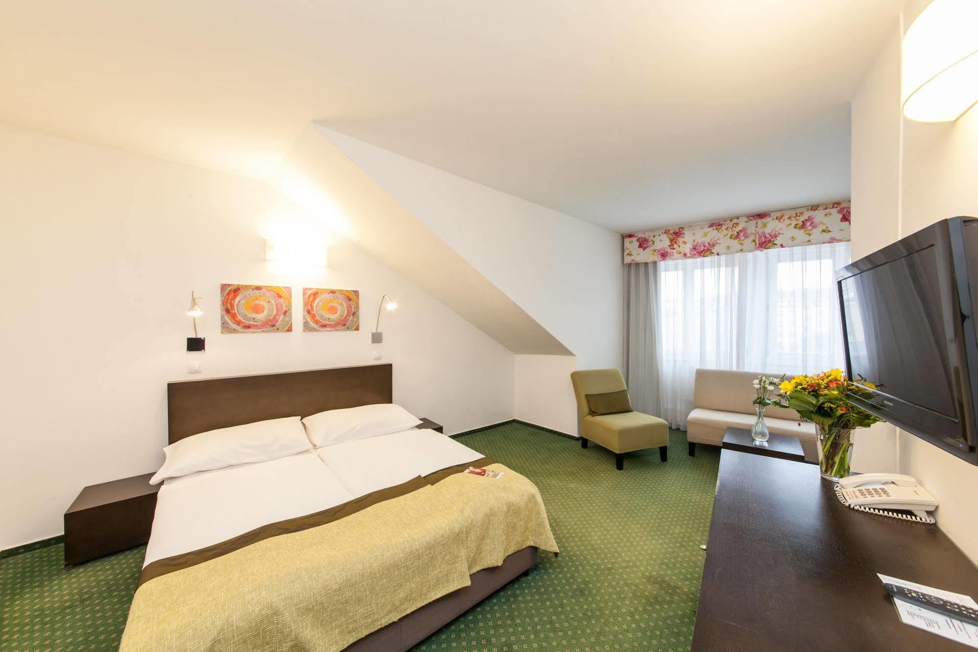 Hotel Vitkov Prague Luaran gambar